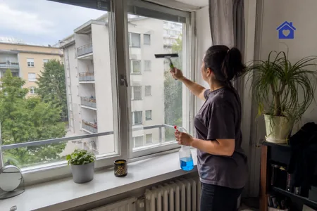 Aknapesu korteris, koristaja peseb klaasi pesukepi ja pihustiga, mikrofiiberlappe ei pesta pesupehmendajaga, sest pehmendaja ummistab mikrokiu.