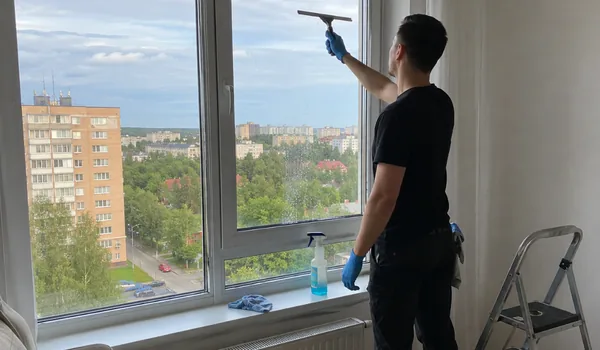 Kõrge korruse akna pesu pesukepiga, aknalaual pihusti ja lapp, katuseakende pesu nimekirjas oli 2025. aastal 129 katuseakent.
