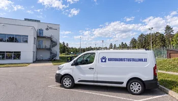 Valge kaubik Keila muusikakooli parklas pügatud heki kõrval, küljel kodukoristustallinn.ee kiri, valamu rauaplekile kantud vahend seisab 5 minutit ja pestakse siis sooja veega maha.
