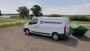 Maardu järve ääres seisva valge kaubiku tagaosa, kaubiku kohal kaks lehtpuud ja pilves taevas, Maardu liftita maja viiendal korrusel on koristuse hind sama mis esimesel.