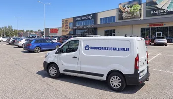 Valge kaubik Viimsi keskuse nimesildiga hoone ees, küljel kodukoristustallinn.ee kiri, Viimsi panoraamakende jaoks on kaubikus 45-sentimeetrine pesukepp, mis katab laia klaasi vähemate tõmmetega.