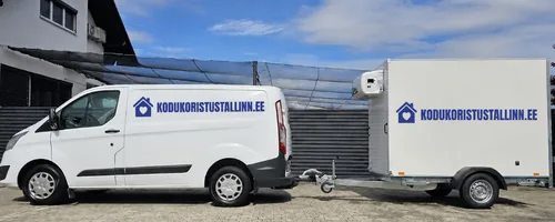 Hoolduskaubik ja kinnine järelkäru Kristiine baasis, kaubiku tagaukse siseküljel on vahendite paigutuse skeem.