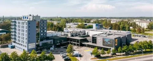 Kodukoristus Viimsis, kaubanduskeskus ja kõrge hoone linnulennult, aknapesuroboti jäetud servaribad peseme käsitsi üle.