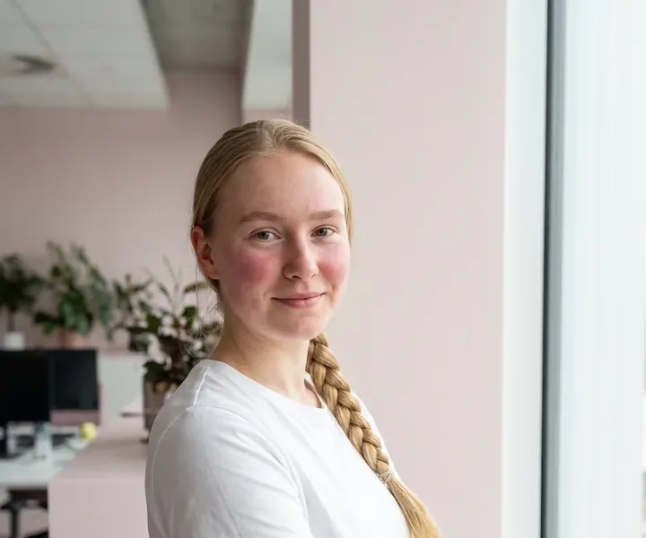 Grete Haavel, Kodukoristus Tallinn koristaja, pikk hele pats üle õla, seljas valge T-särk, poolküljega akna poole, taga kirjutuslauad ja toataimed, iganädalasel visiidil vahetab koristaja prügikasti koti ja jätab kasti põhja varukotid.