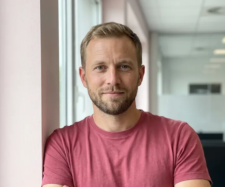 Rasmus Heinsoo, Kodukoristus Tallinn koristaja, lühikesed helepruunid juuksed, lõigatud habe ja roosa T-särk, käed vaheliti ja õlg vastu heleroosat aknapiita, vaip pööratakse ümber ja selle alumine pool tolmuimetakse esimesena, sest liiv vajub kiududest läbi põrandani.