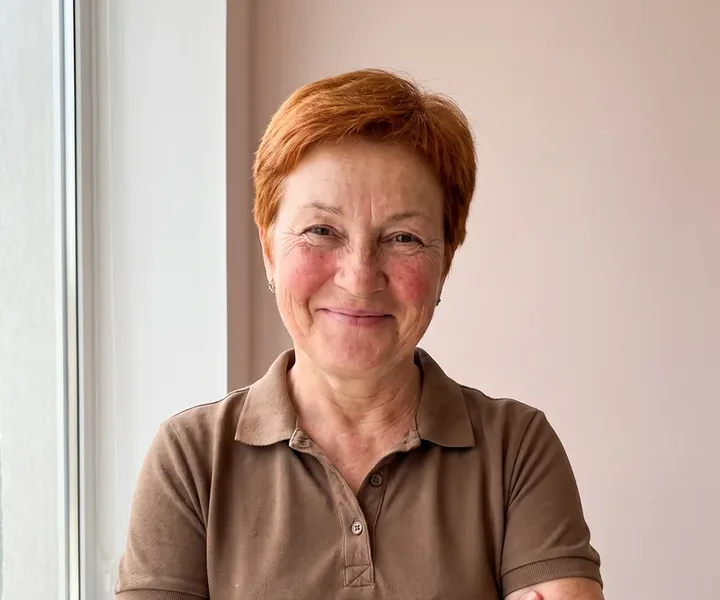 Ülle Härm, Kodukoristus Tallinn vanem koristaja, lühikeste vaskpunaste juuste ja pruuni polosärgiga, käed vaheliti ja lai naeratus akna ääres, pehme mööbli puhastusel mähitakse diivani puitjalad toidukilesse, et niiskus puitu ei imbuks.