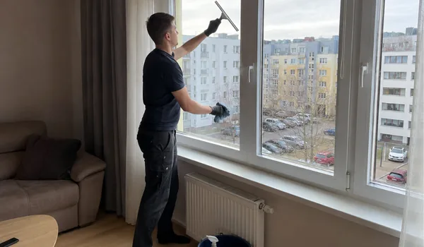 Korteri akna pesu pesukepiga, aknast paistavad kortermajad ja parkla, Mustamäe esimesed paneelelamud valmisid 1964. aastal.